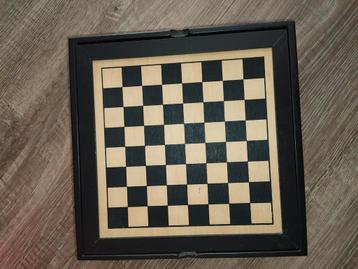 Bordspel met verschillende spellen 22x22 cm. beschikbaar voor biedingen