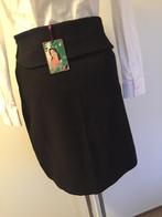WOW to go wtg Zwarte nette  rok - aparte stof maat s, Ophalen of Verzenden, Zo goed als nieuw, Zwart, Onder de knie