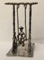Zilveren miniatuur vrouw op schommel, zilversmid Niekerk, Verzenden, Zilver