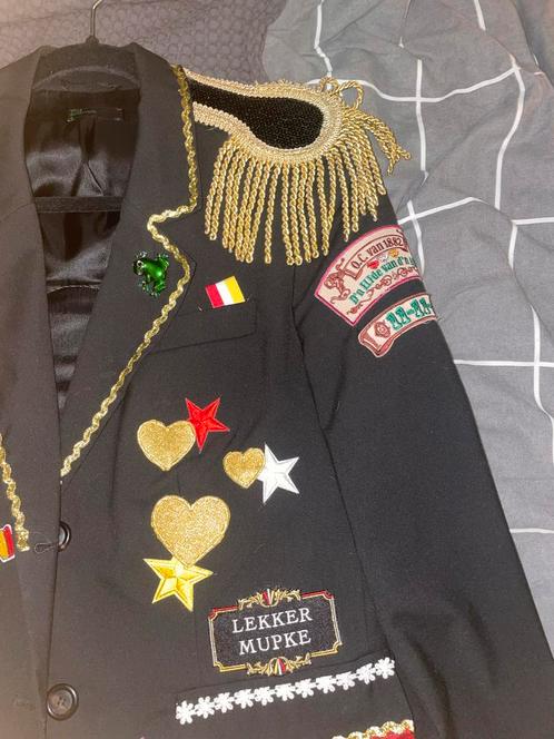 Oeteldonk Jasje met Emblemen, Kleding | Dames, Carnavalskleding en Feestkleding, Zo goed als nieuw, Kleding, Carnaval, Maat 38/40 (M)