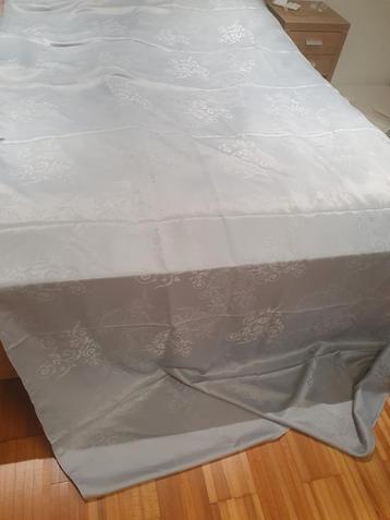 Luxe tafelkleed / Damast beschikbaar voor biedingen