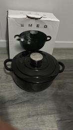 Nieuw - zwarte SMEG pan gietijzer Cast Iron Casserole 24 cm, Huis en Inrichting, Keuken | Potten en Pannen, Ophalen of Verzenden