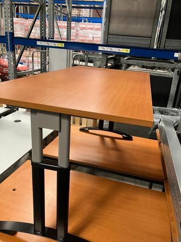 Mechanisch verstelbaar bureau beschikbaar voor biedingen