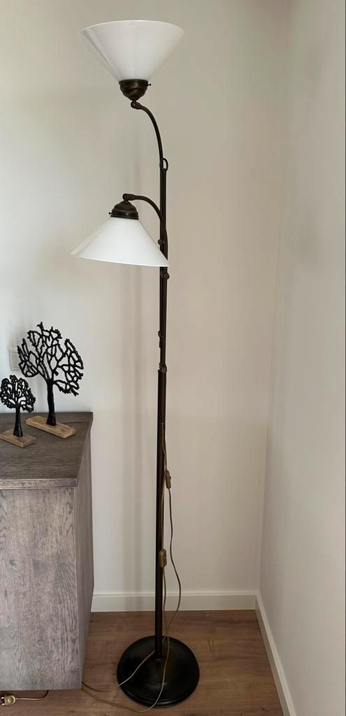 Vloerlamp van messing met melkglas kappen, Huis en Inrichting, Lampen | Vloerlampen, Zo goed als nieuw, 150 tot 200 cm, Ophalen