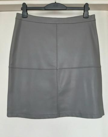 Imitatieleer rok van Vila met split en ritssluiting maat XL. beschikbaar voor biedingen