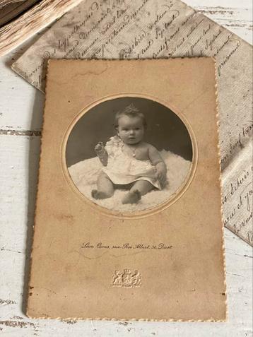 Brocante oude baby foto hard karton beschikbaar voor biedingen