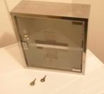 Metalen Medicijnen kastje met glazen deurtje en 2x sleutels, Ophalen of Verzenden