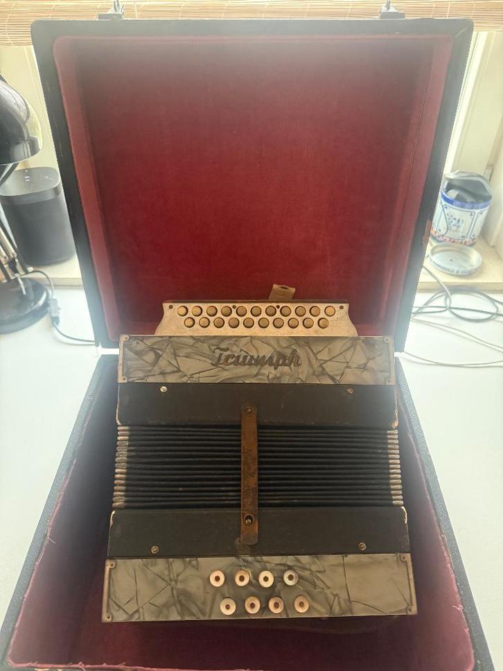 Triumph accordeon met knoppen, Muziek en Instrumenten, Accordeons, Gebruikt, Knopaccordeon, 32-bas, Overige merken, Met koffer