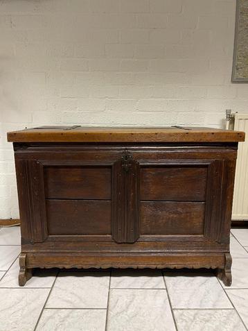 Antieke dekenkist met ijzer beslag  beschikbaar voor biedingen