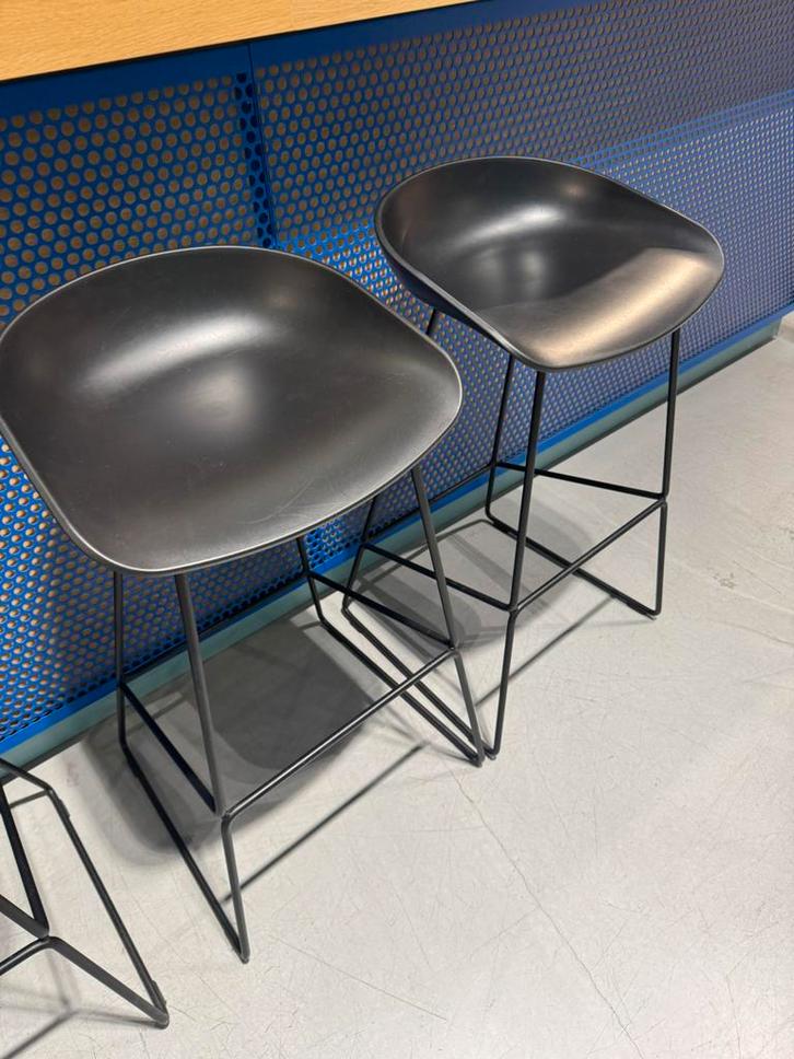 HAY Barkruk About A Stool AAS38 zwart, Huis en Inrichting, Barkrukken, Zo goed als nieuw, Ophalen of Verzenden