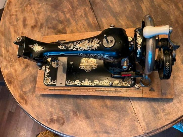 Antieke mooi gedetailleerde naaimachine met porselein hendel, Antiek en Kunst, Antiek | Naaimachines, Ophalen of Verzenden