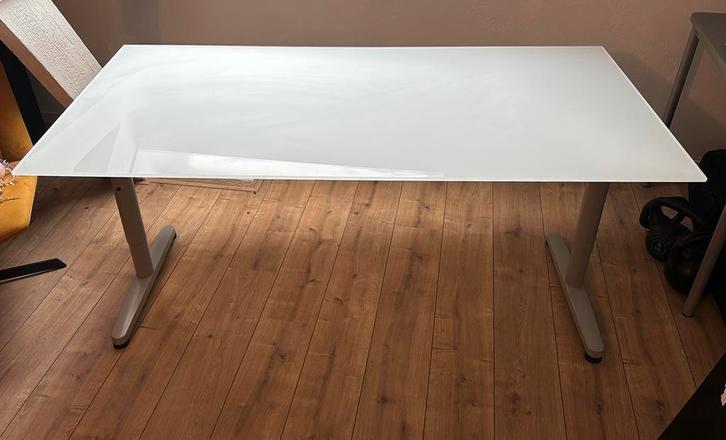 Bureau Galant glas Ikea, Huis en Inrichting, Bureaus, Zo goed als nieuw, Ophalen
