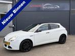 Alfa Romeo Giulietta 1.4 T Distinctive Pano | Xenon | Navi |, Stof, Zwart, 4 cilinders, Wit