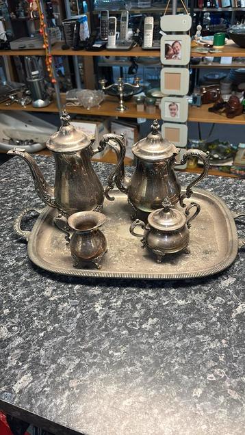 Antiek servies beschikbaar voor biedingen