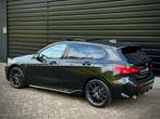 Bmw 1-serie 118i M-PERF. M135 PANO|SCHAALSTOEL|HUD|CAMERA, Auto's, 65 €/maand, Gebruikt, Alcantara, Zwart