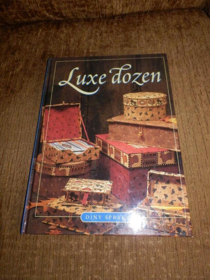 Luxe dozen boek::::Auteur: Diny Sprakel., Boeken, Hobby en Vrije tijd, Zo goed als nieuw, Scrapbooking en Knutselen, Ophalen of Verzenden