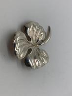 V811 Prachtige zilveren broche klavertje, Minder dan 4 cm, Ophalen of Verzenden, X, Zilver