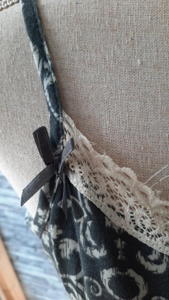 Grijs gedessineerd nachtjurk met kanten rand mt M, Kleding | Dames, Pyjama's, Zo goed als nieuw, Maat 38/40 (M), Ophalen of Verzenden