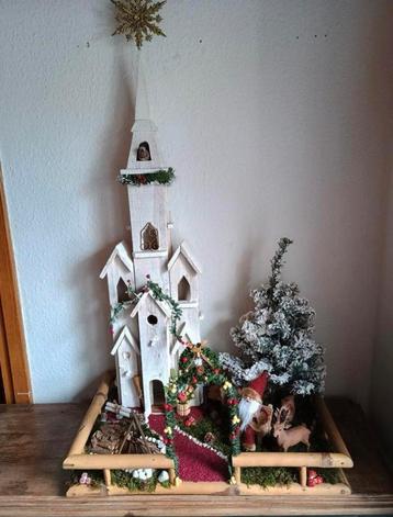 Te koop kerst kerkje met Decoratie beschikbaar voor biedingen