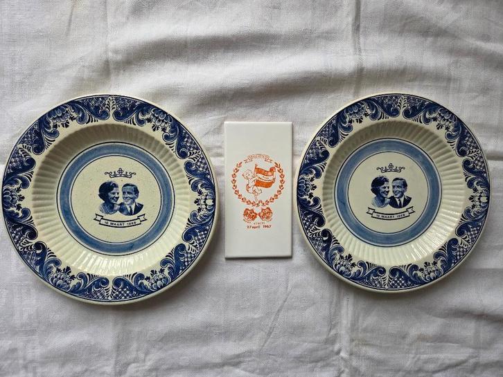 Royalty delftsblauw bord (2x)Beatrix&Claus + tegel Alexander, Antiek en Kunst, Antiek | Wandborden en Tegels, Ophalen of Verzenden