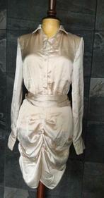 extravagante jurk Prettylittlething beige glans NIEUW, Nieuw, Beige, Knielengte, Ophalen of Verzenden