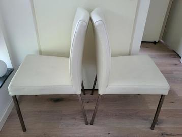 2 witte (eetkamer)stoelen beschikbaar voor biedingen