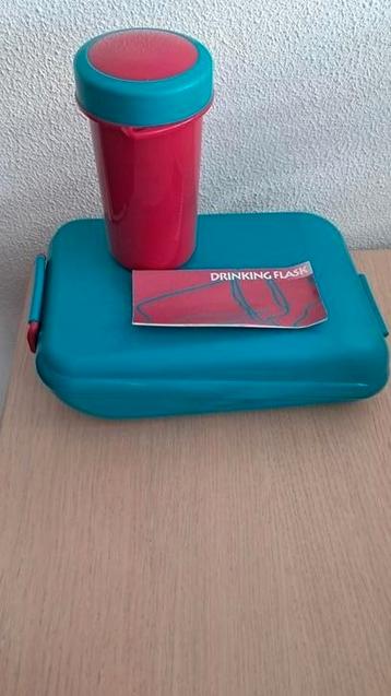 TUPPERWARE CLIPPO BROODTROMMEL MET DRINKBEKER MET SCHROEFDOP beschikbaar voor biedingen