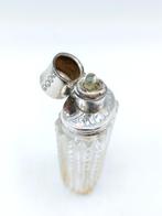 Kristallen parfumflesje met zilveren dop. 19e eeuws., Antiek en Kunst, Antiek | Glas en Kristal, Verzenden