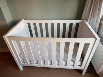 Wit ledikant met matras beschikbaar voor biedingen