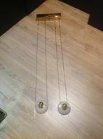 Messing hanglamp met twee melkglazen kapjes, Ophalen of Verzenden, Zo goed als nieuw, Minder dan 50 cm
