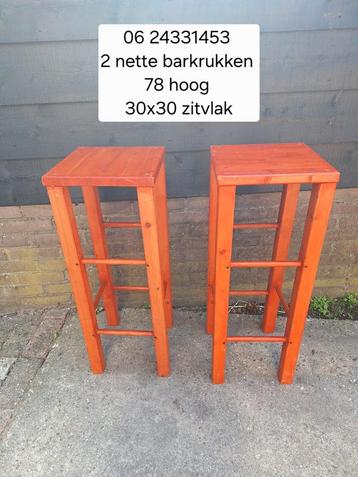Laatste 2 nette barkrukken  beschikbaar voor biedingen