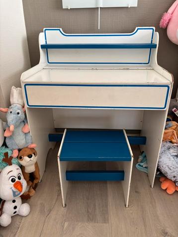 Kinderbureau van hout met stoel beschikbaar voor biedingen