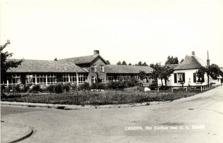 Lienden, Het Eindtoe met O.L. School - ongelopen, Verzamelen, Ansichtkaarten | Nederland, Ongelopen, Noord-Brabant, Voor 1920