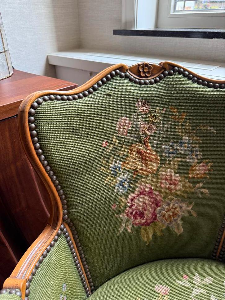 Antieke Stoel met Geborduurd Bloemmotief, Antiek en Kunst, Antiek | Meubels | Stoelen en Banken, Ophalen of Verzenden