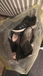 Tas met vrouwen schoenen slippers en tasjes, Ophalen, Zo goed als nieuw