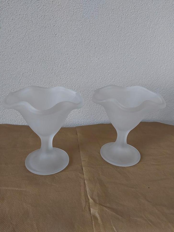 2 prachtige matwitte, frosted ijscoupes, Verzamelen, Glas en Borrelglaasjes, Zo goed als nieuw, Overige typen, Ophalen of Verzenden