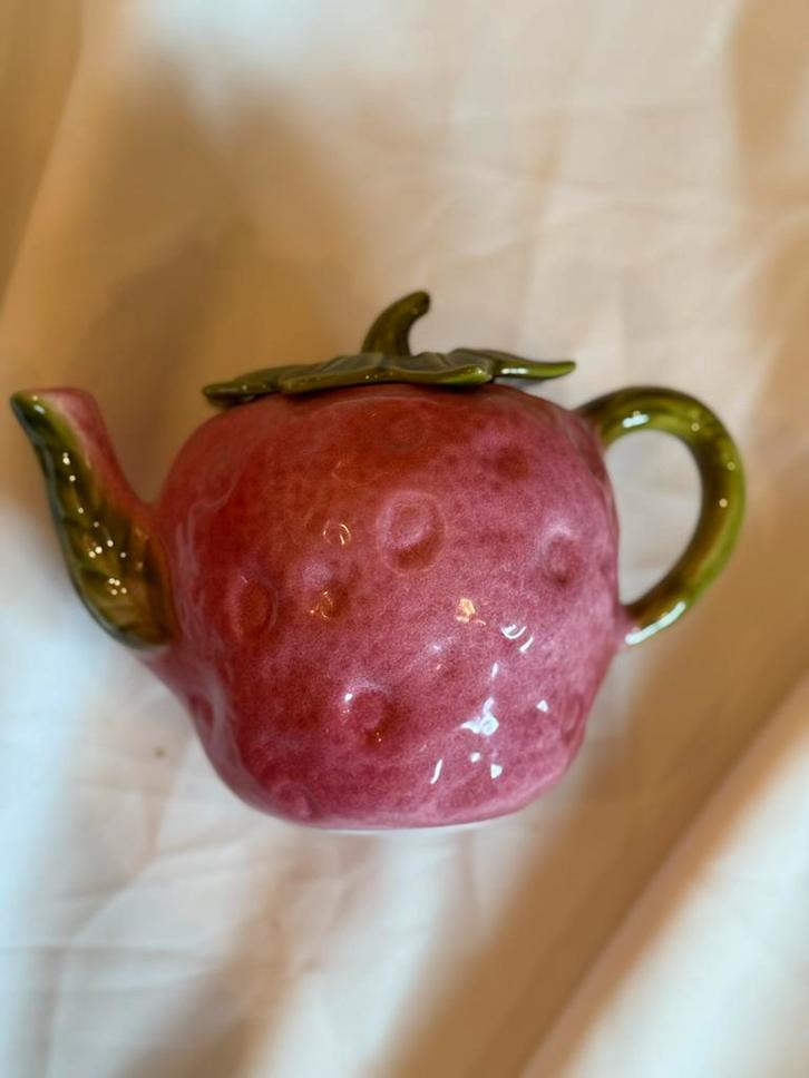 Bordallo Pinheiro Aardbei Theepot, Huis en Inrichting, Keuken | Servies, Nieuw, Overige typen, Overige stijlen, Aardewerk, Ophalen of Verzenden