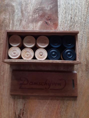 Te koop doosje met damstenen en dambord  beschikbaar voor biedingen