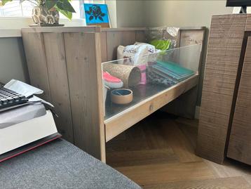 Steigerhouten caviahok met voer en toebehoren beschikbaar voor biedingen