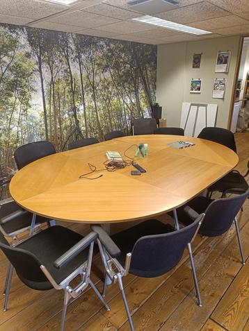 Grote bureautafel beschikbaar voor biedingen