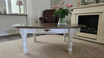 Landelijke eiken salontafel – wit gespoten met donker blad beschikbaar voor biedingen