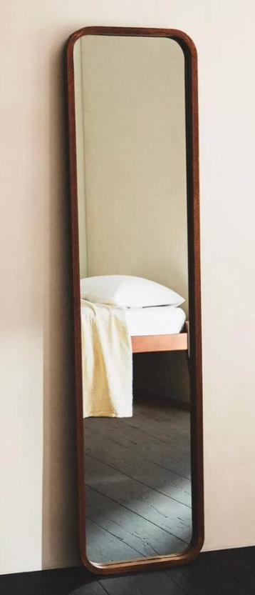 Full length mirror with wood frame beschikbaar voor biedingen