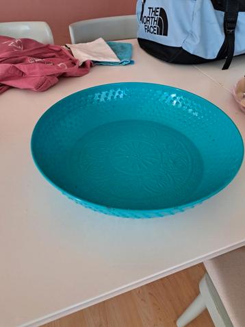 Turquoise schaal beschikbaar voor biedingen