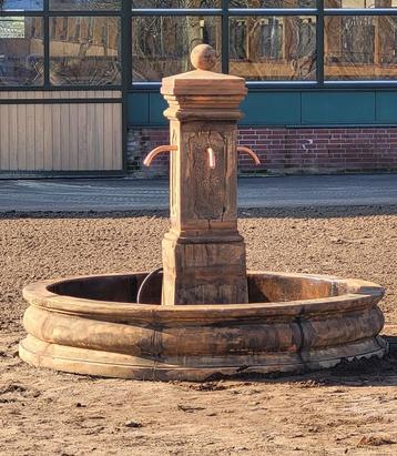 Franse dorpsfontein met ronde rand beschikbaar voor biedingen
