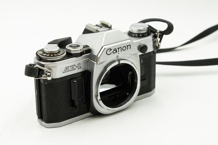 Canon AE-1 Silver + riem, Audio, Tv en Foto, Fotocamera's Analoog, Gebruikt, Spiegelreflex, Canon, Ophalen of Verzenden