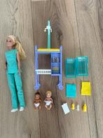 Barbie verpleegster met babys, Kinderen en Baby's, Speelgoed | Poppen, Ophalen of Verzenden, Zo goed als nieuw, Barbie