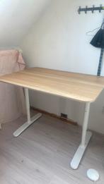 In hoogte verstelbaar Ikea bureau, Huis en Inrichting, Bureaus, Ophalen, In hoogte verstelbaar, Zo goed als nieuw