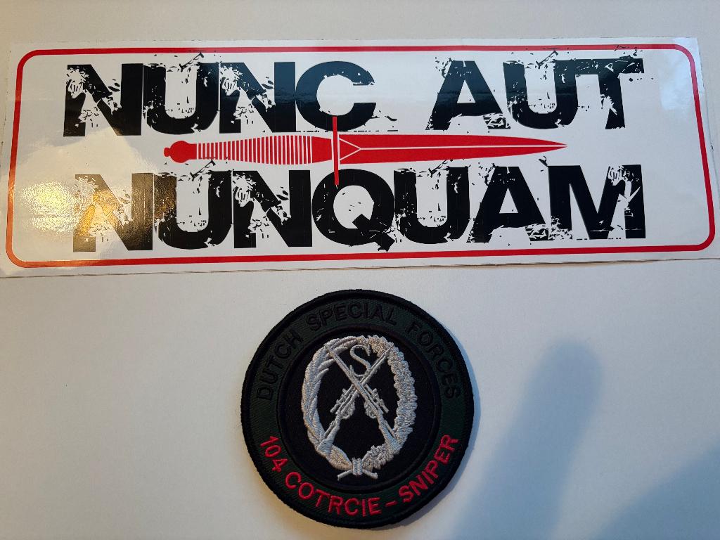 KCT sniper badge COTR CIE 104 & KCT sticker, Verzamelen, Militaria | Algemeen, Verzenden, Landmacht, Nederland, Kleding of Schoenen