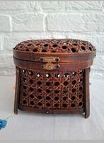 Vintage rotan kistje. Doosje met deksel. H 11,5. B 14 cm., Ophalen of Verzenden, Gebruikt