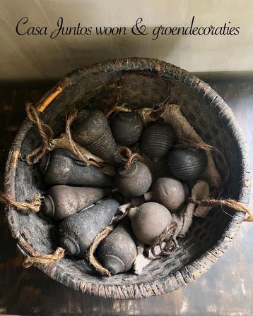 Laatste houten ornamenten en oude leemmand beschikbaar voor biedingen